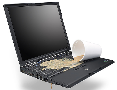 Naprawa laptopów po zalaniu – co robić zanim oddasz do serwisu? | KompuTerra.pl Wrocław 💧